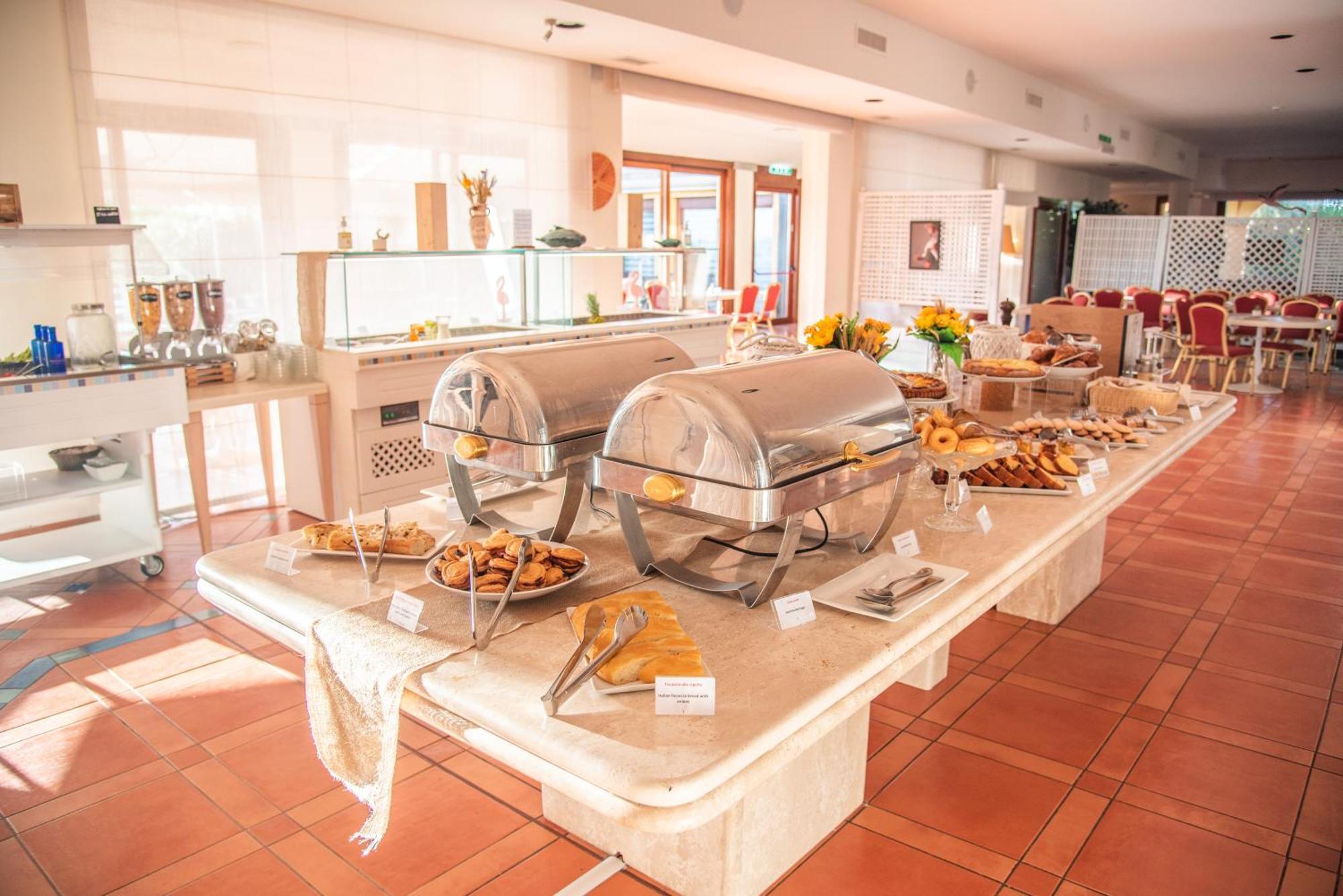 Hotel Santa Gilla Капотера Екстериор снимка